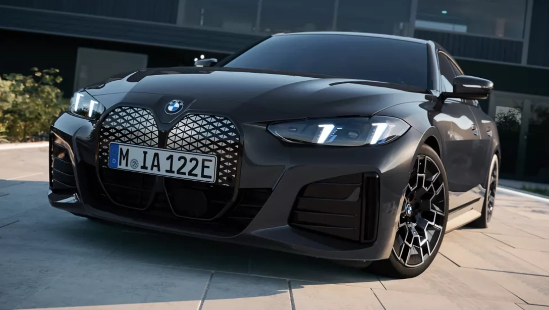 Vue avant de la BMW i4 sur route