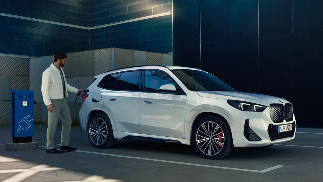 Vue de trois quart du BMW X1 charge