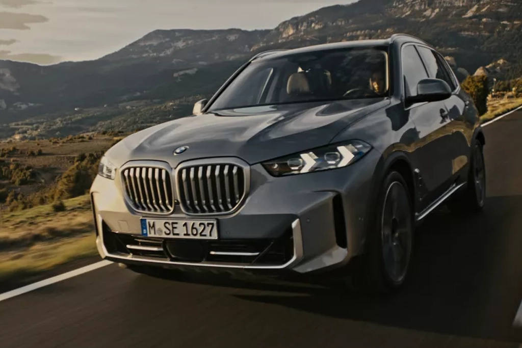 BMW X5 en conduite, mettant en avant son élégance et sa polyvalence