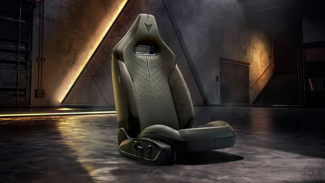 Intérieur cockpit Cupra Leon hybride rechargeable, volant et écran digital