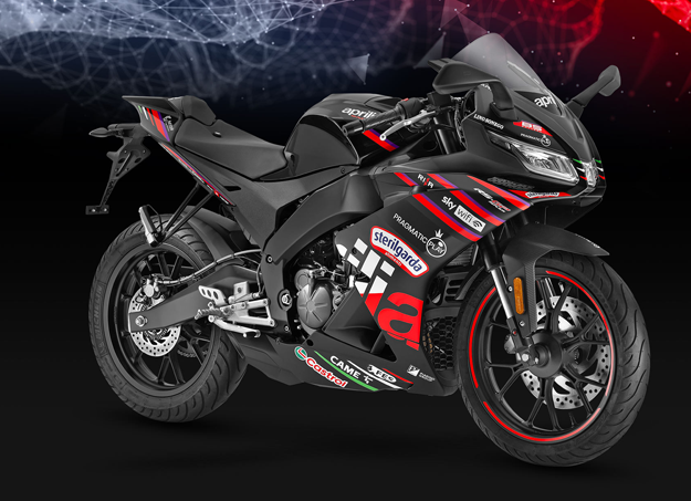 Vue trois quart de l’Aprilia RS 125 sur route