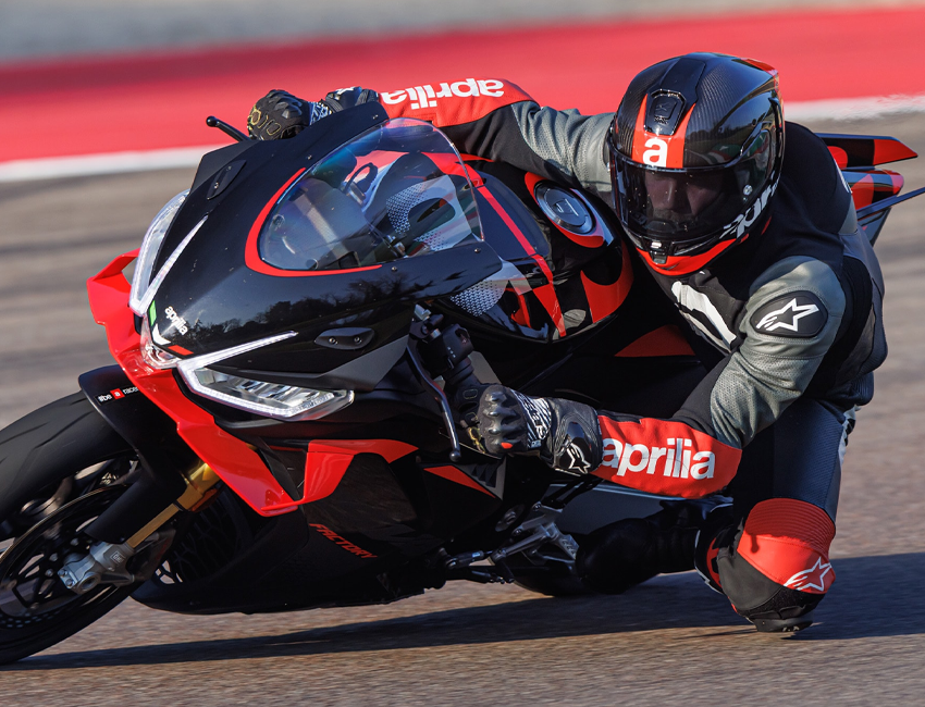 Vue latérale de l’Aprilia RSV4 sur fond noir