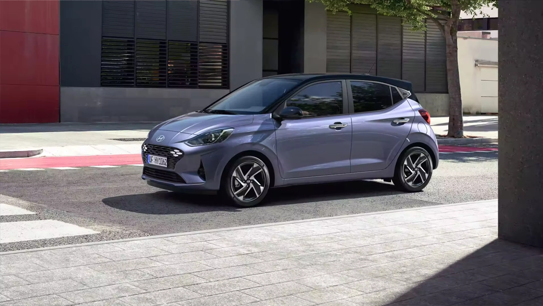 Vue latérale de la Hyundai i10 sur fond sombre