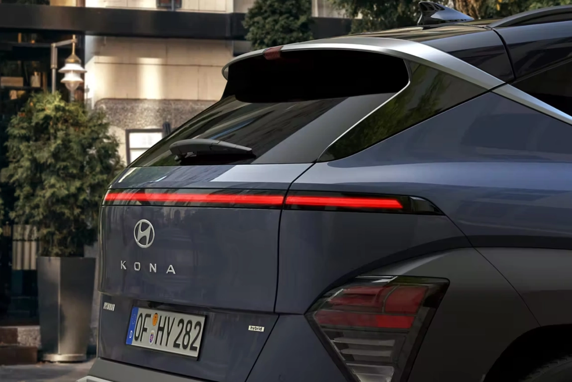 Profil latéral du Hyundai KONA Electric en mouvement