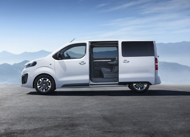 Vue latérale de l’Opel Zafira Life en stationnement