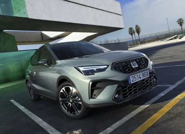 Vue trois quart Arona 2026 garé en ville