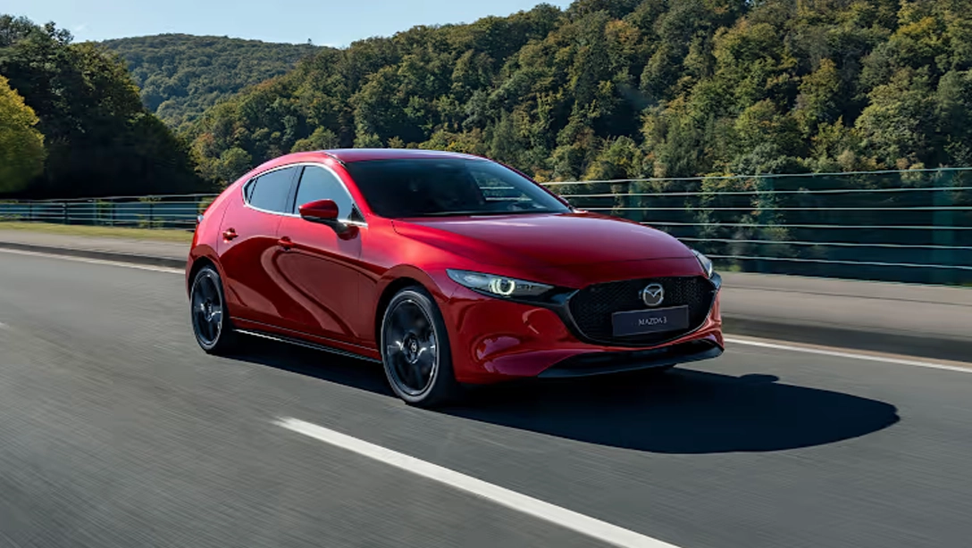 Vue latérale élégante de la Mazda 3 Berline sur fond sombre