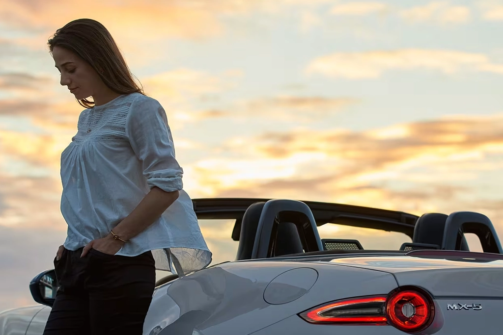 Vue décapotable Mazda MX-5, volant sport et finitions premium