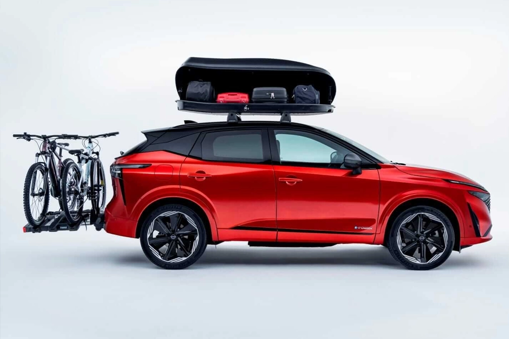 Nissan Qashqai profil sur route de campagne, couleur bleue